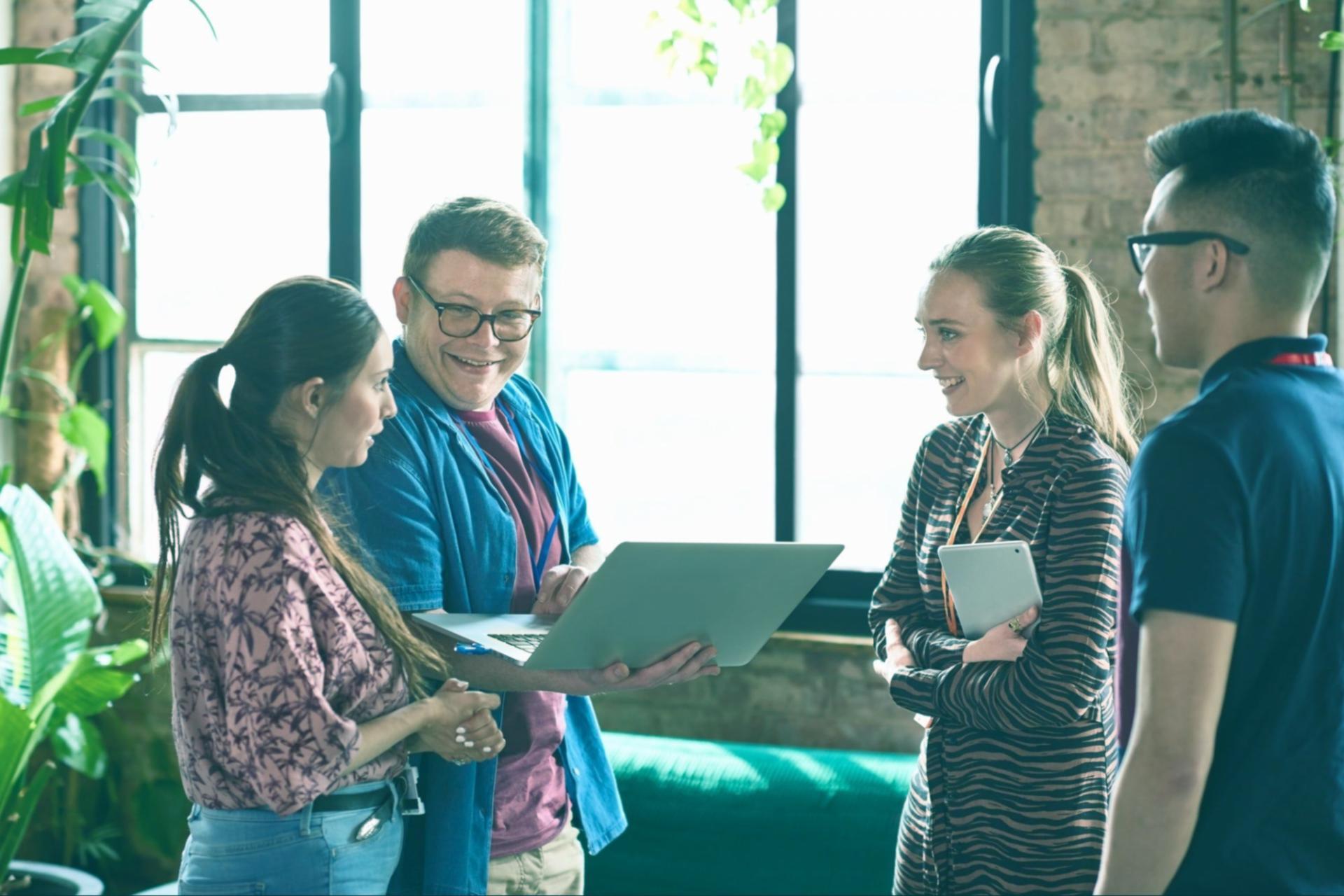 Teilnehmer bei praktischer Übung im Verkaufstraining